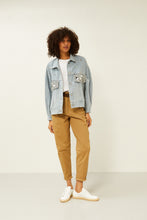 Carica l&#39;immagine nel visualizzatore di Gallery, Souvenir giubbotto jeans con strass e paillettes
